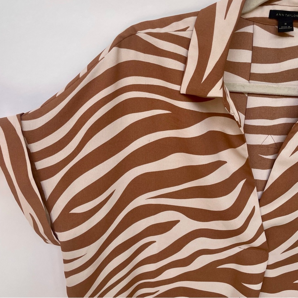 Ann Taylor Dolman Zebra Tan White Short Sleeve Top Collared Medium - Picture 2 of 8